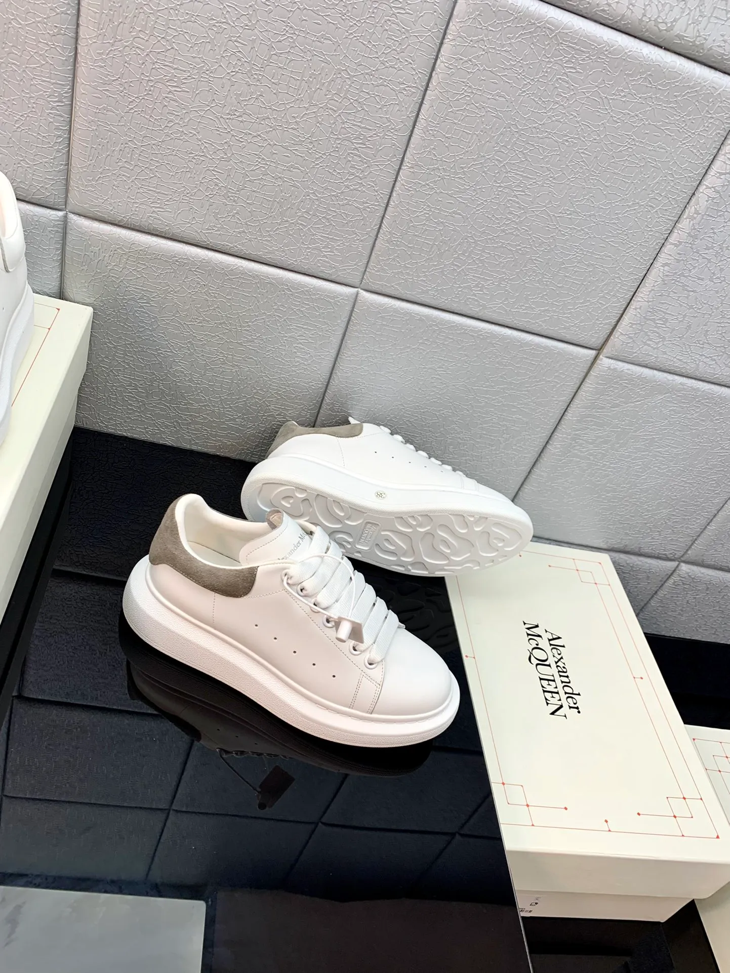 👟👟Ex-factory price👟👟Ex-factory price 480👟👟 2022 latest upgraded version The latest McQueen white shoes original 1⃣: 1⃣perfect replica ☑Deliver the latest counter full set of packaging🎁Full series of color styles are constantly updated🥳🥳 🔺Fabric: Customized original matte silk cowhide 🔺Inner lining: imported water-dyed sheepskin lining/original customized soft cowhide pad 🔺Feet: ultra-clear high temperature air pressure logo➕soft latex pad 🔺outsole: rubber T👟👟factory price👟👟factory price U vacuum bottom/I👟👟factory price👟👟factory price original foam bottom, thick bottom about 4cm 🔺Size: Female M34-40 Male M39-45